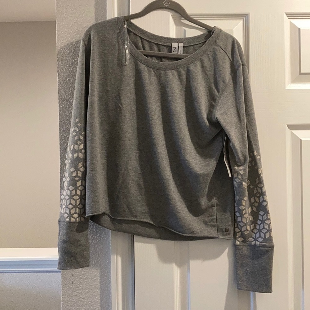 HP- NWT Zella top with cute detail on the sleeves